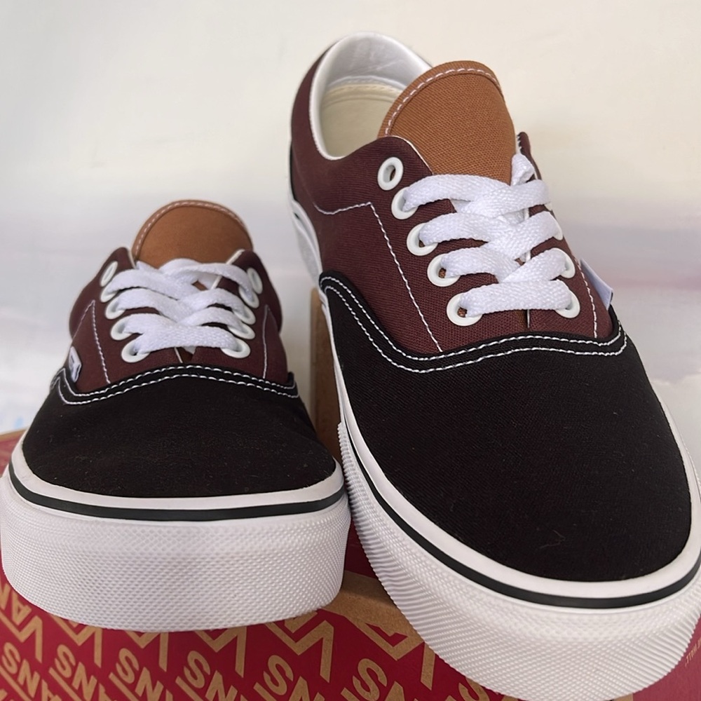 Vans Men’s Era Color Block Black/Brown
VN0005UEYS8
Sneakers - Picture 8 of 16